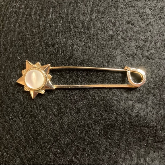 Vintage Jewelry - Vintage Mother of Pearl star safety pin brooch